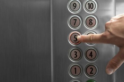Частые причины остановок лифта и как их предупредить